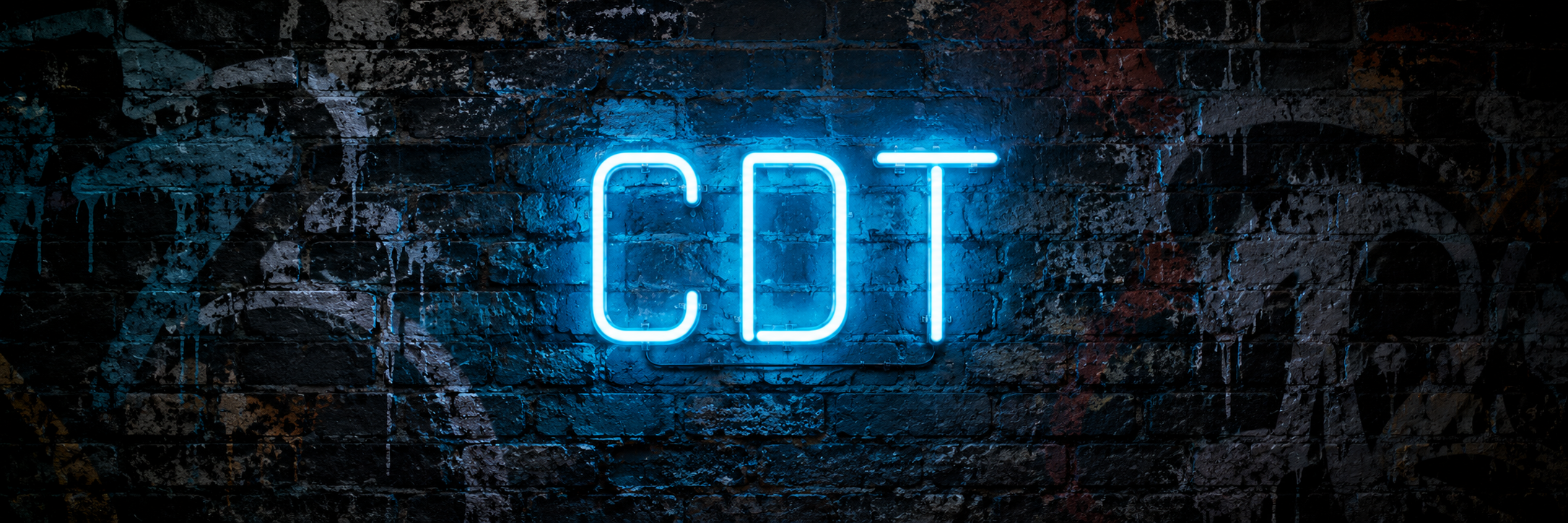 CDT: голубая неоновая вывеска подсвечивает кирпичную стену с граффити